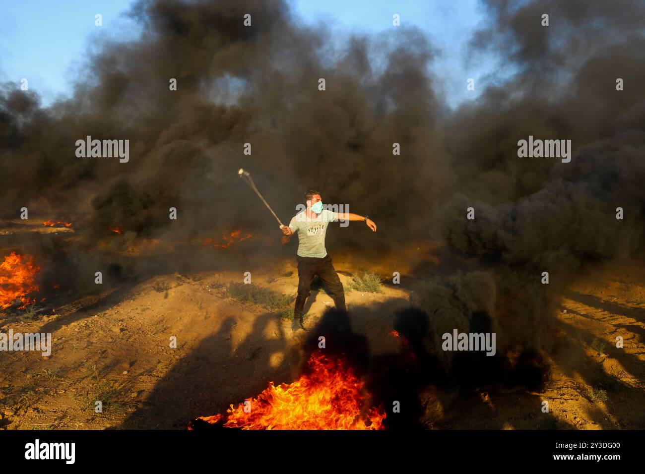 Palästinenser-Demonstranten stoßen auf die Israeli-Armee im Osten von Gaza-Stadt an, um die 26. Große Marsch der Rückkehr am Freitag zu demonstrieren. Nach Angaben des gesundheitsministeriums in Gaza wurde ein palästinensischer Demonstrant erschossen, während Dutzende durch Munition und Tränengas verletzt wurden, die von der Israeli-Armee auf sie geschossen wurden. Die Palästinenser halten ihre Kundgebung an verschiedenen Orten entlang der Grenze zwischen Gaza und Israeli ab. Einige Palästinenser verbrannten Reifen, um die Sichtbarkeit der Israeli-Soldaten zu verringern, und warfen Steine in ihre Richtung. Nach Angaben der Israeli-Armee schicken einige Demonstranten auch Brandballons aus Gaza nach Israel cau Stockfoto