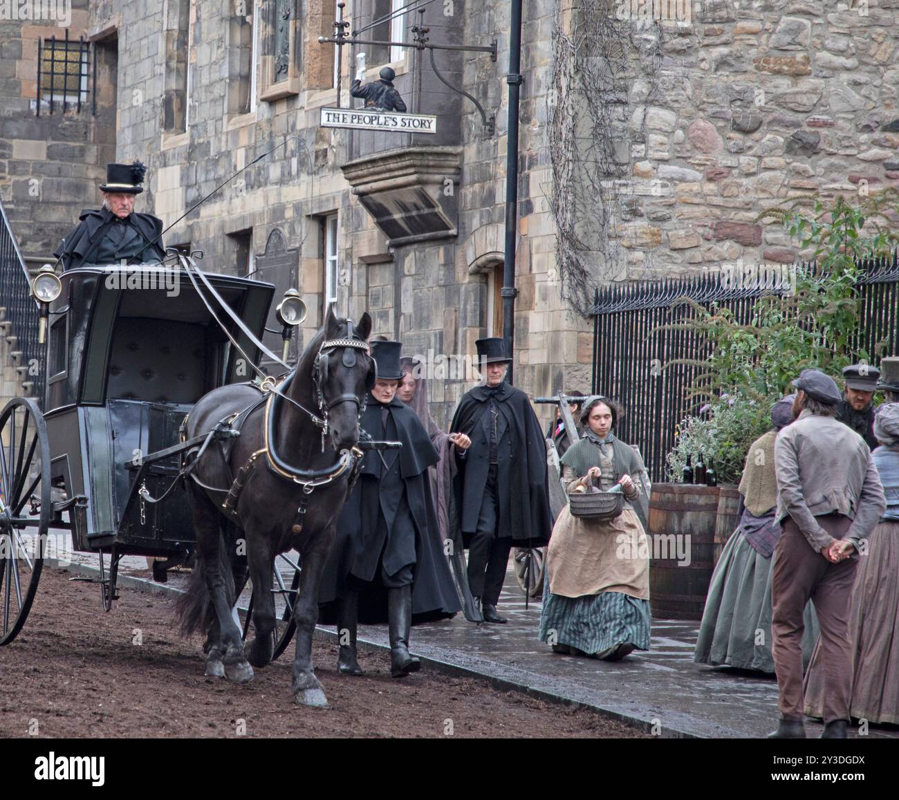 Edinburgh, Schottland, Großbritannien. 13. September 2024. Drehtätigkeit rund um den Canongate in der Royal Mile für den kommenden Film Frankenstein im Stadtzentrum der schottischen Hauptstadt. Im Bild: Requisiten und Spaziergänge auf Künstlern (Extras) in Kostümen, die an den Dreharbeiten beteiligt waren, halten Besucher der Royal Mile an den Aktivitäten interessiert. Die untere Hälfte des Canongate soll ab dem 13. September 2024 für zwei Tage für den Verkehr gesperrt sein. Quelle: Archwhite/Alamy Live News. Stockfoto