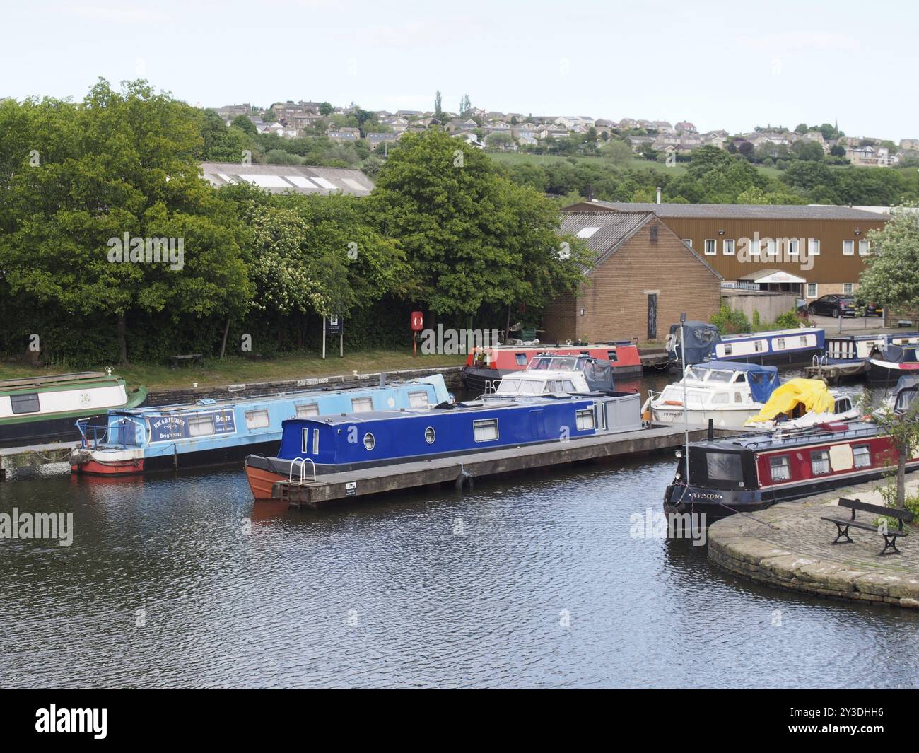 Brighouse, West yorkshire, vereinigtes Königreich: 24. Mai 2017: Ein Blick auf die Boote und Anlegestellen des brighouse-Beckens auf dem calder und hebble Schifffahrtskanal in Cald Stockfoto