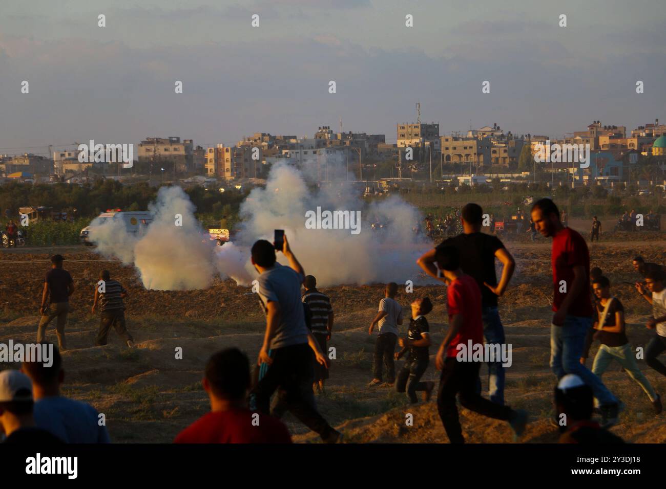 Palästinenser-Demonstranten stoßen auf die Israeli-Armee im Osten von Gaza-Stadt an, um die 26. Große Marsch der Rückkehr am Freitag zu demonstrieren. Nach Angaben des gesundheitsministeriums in Gaza wurde ein palästinensischer Demonstrant erschossen, während Dutzende durch Munition und Tränengas verletzt wurden, die von der Israeli-Armee auf sie geschossen wurden. Die Palästinenser halten ihre Kundgebung an verschiedenen Orten entlang der Grenze zwischen Gaza und Israeli ab. Einige Palästinenser verbrannten Reifen, um die Sichtbarkeit der Israeli-Soldaten zu verringern, und warfen Steine in ihre Richtung. Nach Angaben der Israeli-Armee schicken einige Demonstranten auch Brandballons aus Gaza nach Israel cau Stockfoto