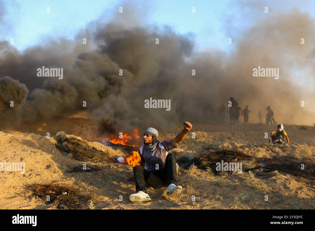Palästinenser-Demonstranten stoßen auf die Israeli-Armee im Osten von Gaza-Stadt an, um die 26. Große Marsch der Rückkehr am Freitag zu demonstrieren. Nach Angaben des gesundheitsministeriums in Gaza wurde ein palästinensischer Demonstrant erschossen, während Dutzende durch Munition und Tränengas verletzt wurden, die von der Israeli-Armee auf sie geschossen wurden. Die Palästinenser halten ihre Kundgebung an verschiedenen Orten entlang der Grenze zwischen Gaza und Israeli ab. Einige Palästinenser verbrannten Reifen, um die Sichtbarkeit der Israeli-Soldaten zu verringern, und warfen Steine in ihre Richtung. Nach Angaben der Israeli-Armee schicken einige Demonstranten auch Brandballons aus Gaza nach Israel cau Stockfoto