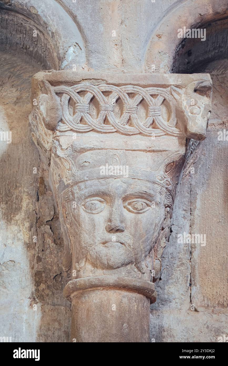 Romanische Eleganz: Verschachtelte Arches Capital in der St. James Kirche in Agüero (Aragon, Spanien) Stockfoto