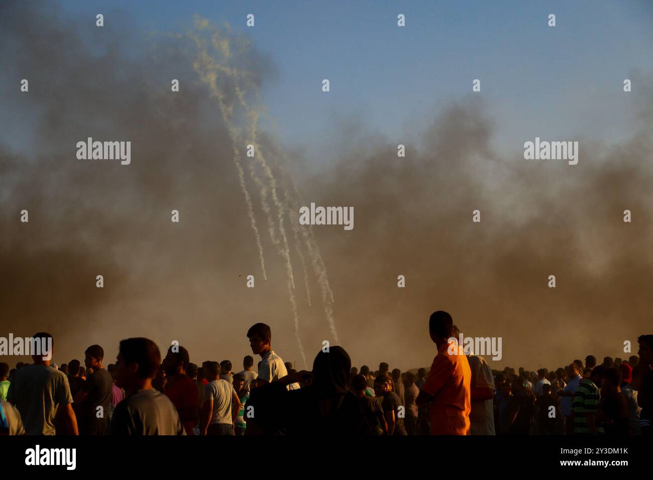 Palästinenser-Demonstranten stoßen auf die Israeli-Armee im Osten von Gaza-Stadt an, um die 26. Große Marsch der Rückkehr am Freitag zu demonstrieren. Nach Angaben des gesundheitsministeriums in Gaza wurde ein palästinensischer Demonstrant erschossen, während Dutzende durch Munition und Tränengas verletzt wurden, die von der Israeli-Armee auf sie geschossen wurden. Die Palästinenser halten ihre Kundgebung an verschiedenen Orten entlang der Grenze zwischen Gaza und Israeli ab. Einige Palästinenser verbrannten Reifen, um die Sichtbarkeit der Israeli-Soldaten zu verringern, und warfen Steine in ihre Richtung. Nach Angaben der Israeli-Armee schicken einige Demonstranten auch Brandballons aus Gaza nach Israel cau Stockfoto