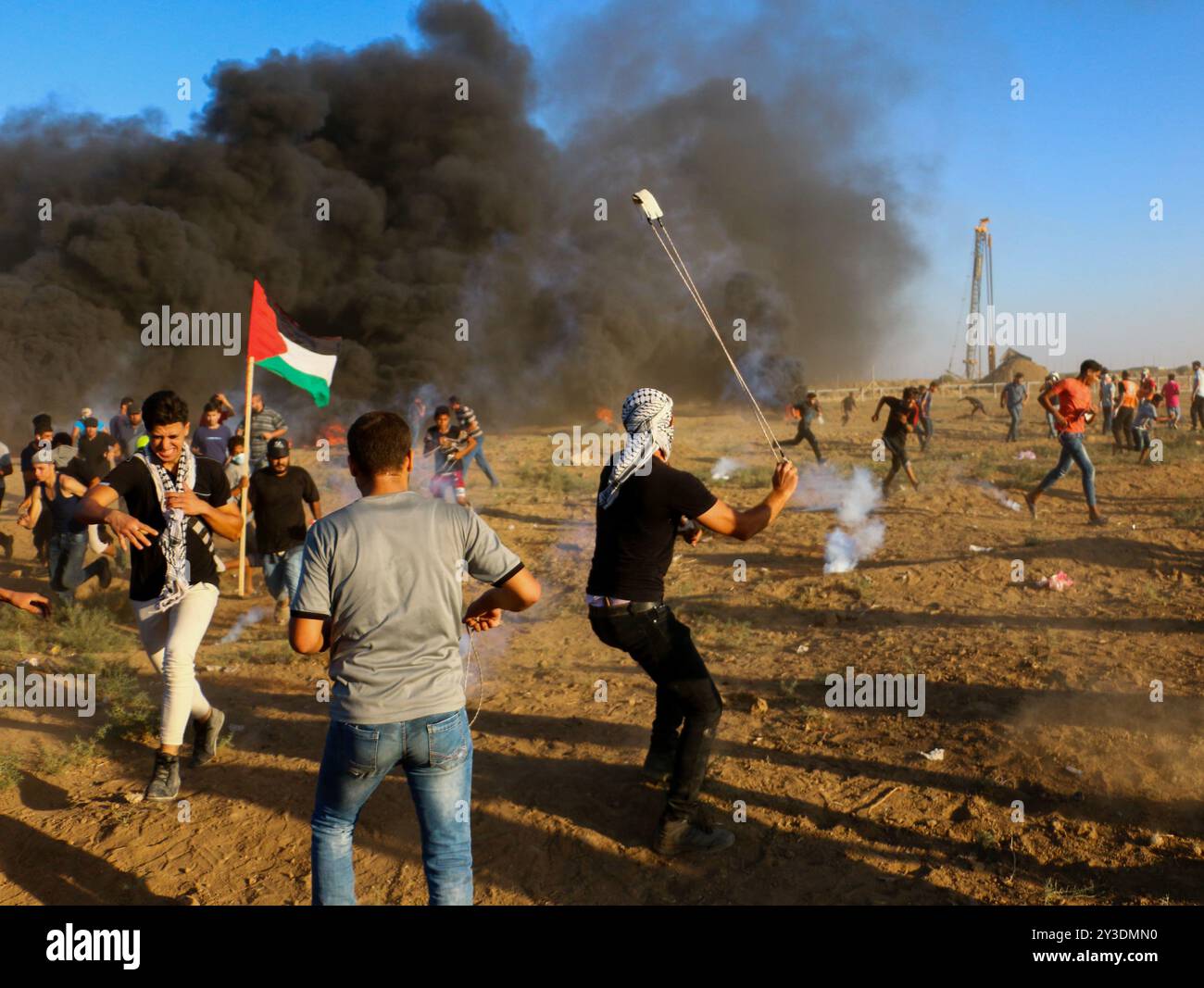 Palästinenser-Demonstranten stoßen auf die Israeli-Armee im Osten von Gaza-Stadt an, um die 26. Große Marsch der Rückkehr am Freitag zu demonstrieren. Nach Angaben des gesundheitsministeriums in Gaza wurde ein palästinensischer Demonstrant erschossen, während Dutzende durch Munition und Tränengas verletzt wurden, die von der Israeli-Armee auf sie geschossen wurden. Die Palästinenser halten ihre Kundgebung an verschiedenen Orten entlang der Grenze zwischen Gaza und Israeli ab. Einige Palästinenser verbrannten Reifen, um die Sichtbarkeit der Israeli-Soldaten zu verringern, und warfen Steine in ihre Richtung. Nach Angaben der Israeli-Armee schicken einige Demonstranten auch Brandballons aus Gaza nach Israel cau Stockfoto