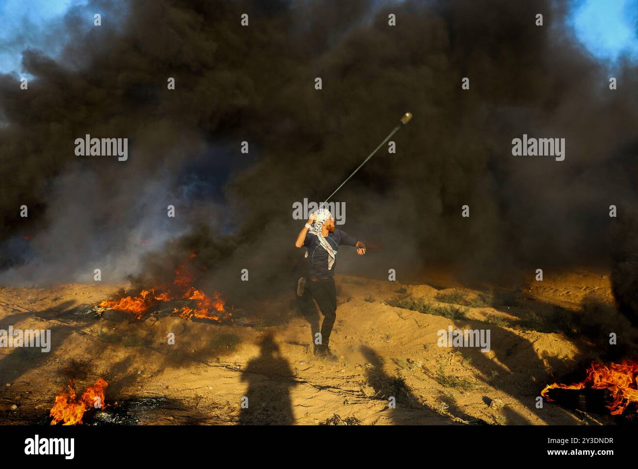 Palästinenser-Demonstranten stoßen auf die Israeli-Armee im Osten von Gaza-Stadt an, um die 26. Große Marsch der Rückkehr am Freitag zu demonstrieren. Nach Angaben des gesundheitsministeriums in Gaza wurde ein palästinensischer Demonstrant erschossen, während Dutzende durch Munition und Tränengas verletzt wurden, die von der Israeli-Armee auf sie geschossen wurden. Die Palästinenser halten ihre Kundgebung an verschiedenen Orten entlang der Grenze zwischen Gaza und Israeli ab. Einige Palästinenser verbrannten Reifen, um die Sichtbarkeit der Israeli-Soldaten zu verringern, und warfen Steine in ihre Richtung. Nach Angaben der Israeli-Armee schicken einige Demonstranten auch Brandballons aus Gaza nach Israel cau Stockfoto