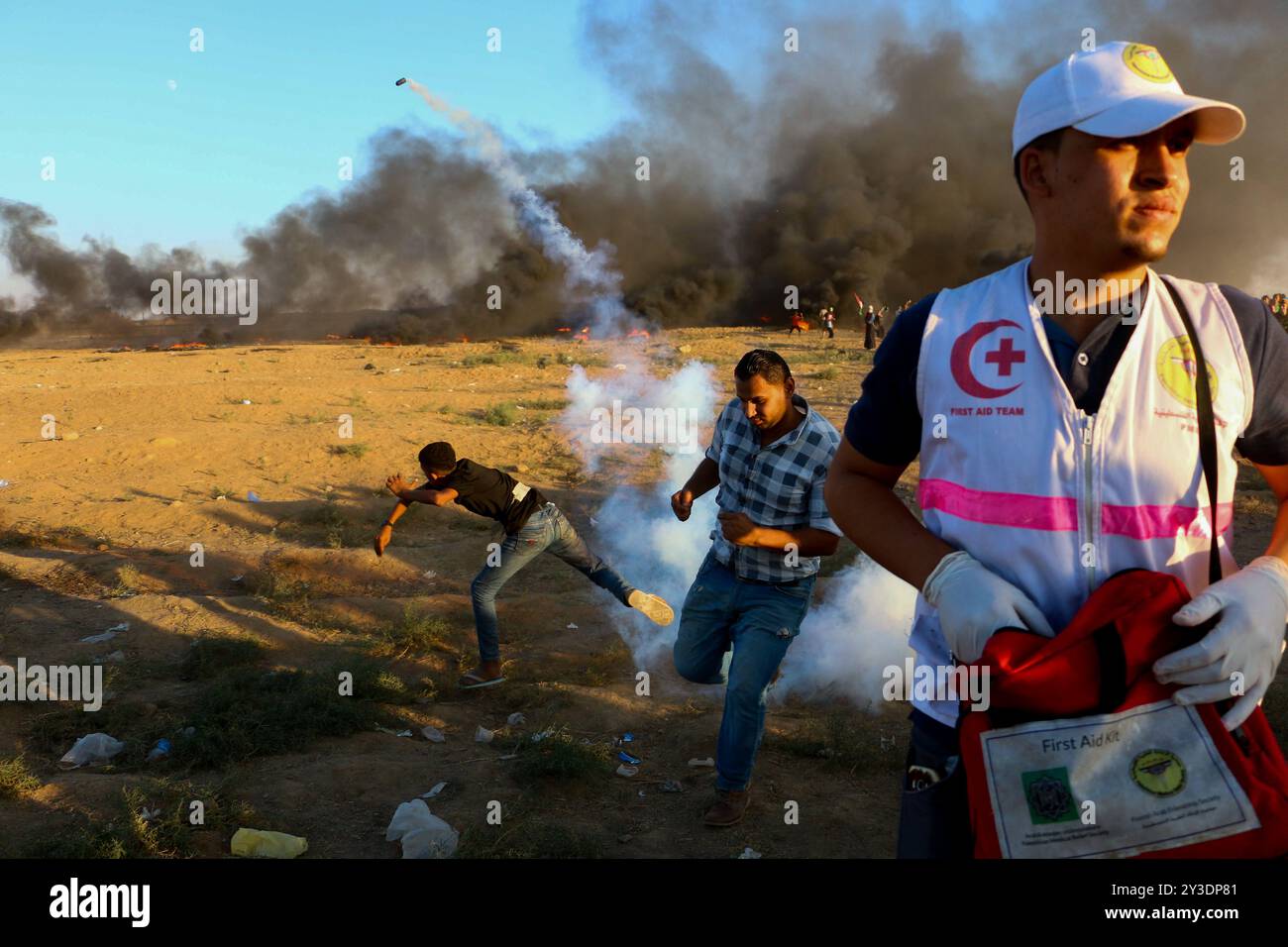 Palästinenser-Demonstranten stoßen auf die Israeli-Armee im Osten von Gaza-Stadt an, um die 26. Große Marsch der Rückkehr am Freitag zu demonstrieren. Nach Angaben des gesundheitsministeriums in Gaza wurde ein palästinensischer Demonstrant erschossen, während Dutzende durch Munition und Tränengas verletzt wurden, die von der Israeli-Armee auf sie geschossen wurden. Die Palästinenser halten ihre Kundgebung an verschiedenen Orten entlang der Grenze zwischen Gaza und Israeli ab. Einige Palästinenser verbrannten Reifen, um die Sichtbarkeit der Israeli-Soldaten zu verringern, und warfen Steine in ihre Richtung. Nach Angaben der Israeli-Armee schicken einige Demonstranten auch Brandballons aus Gaza nach Israel cau Stockfoto