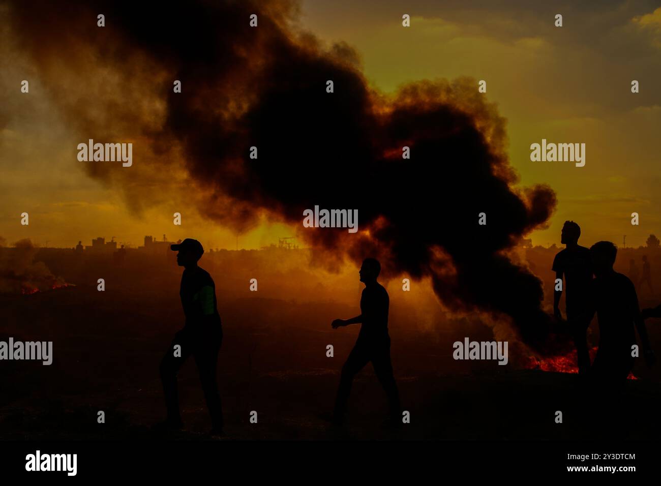 Palästinenser-Demonstranten stoßen auf die Israeli-Armee im Osten von Gaza-Stadt an, um die 26. Große Marsch der Rückkehr am Freitag zu demonstrieren. Nach Angaben des gesundheitsministeriums in Gaza wurde ein palästinensischer Demonstrant erschossen, während Dutzende durch Munition und Tränengas verletzt wurden, die von der Israeli-Armee auf sie geschossen wurden. Die Palästinenser halten ihre Kundgebung an verschiedenen Orten entlang der Grenze zwischen Gaza und Israeli ab. Einige Palästinenser verbrannten Reifen, um die Sichtbarkeit der Israeli-Soldaten zu verringern, und warfen Steine in ihre Richtung. Nach Angaben der Israeli-Armee schicken einige Demonstranten auch Brandballons aus Gaza nach Israel cau Stockfoto