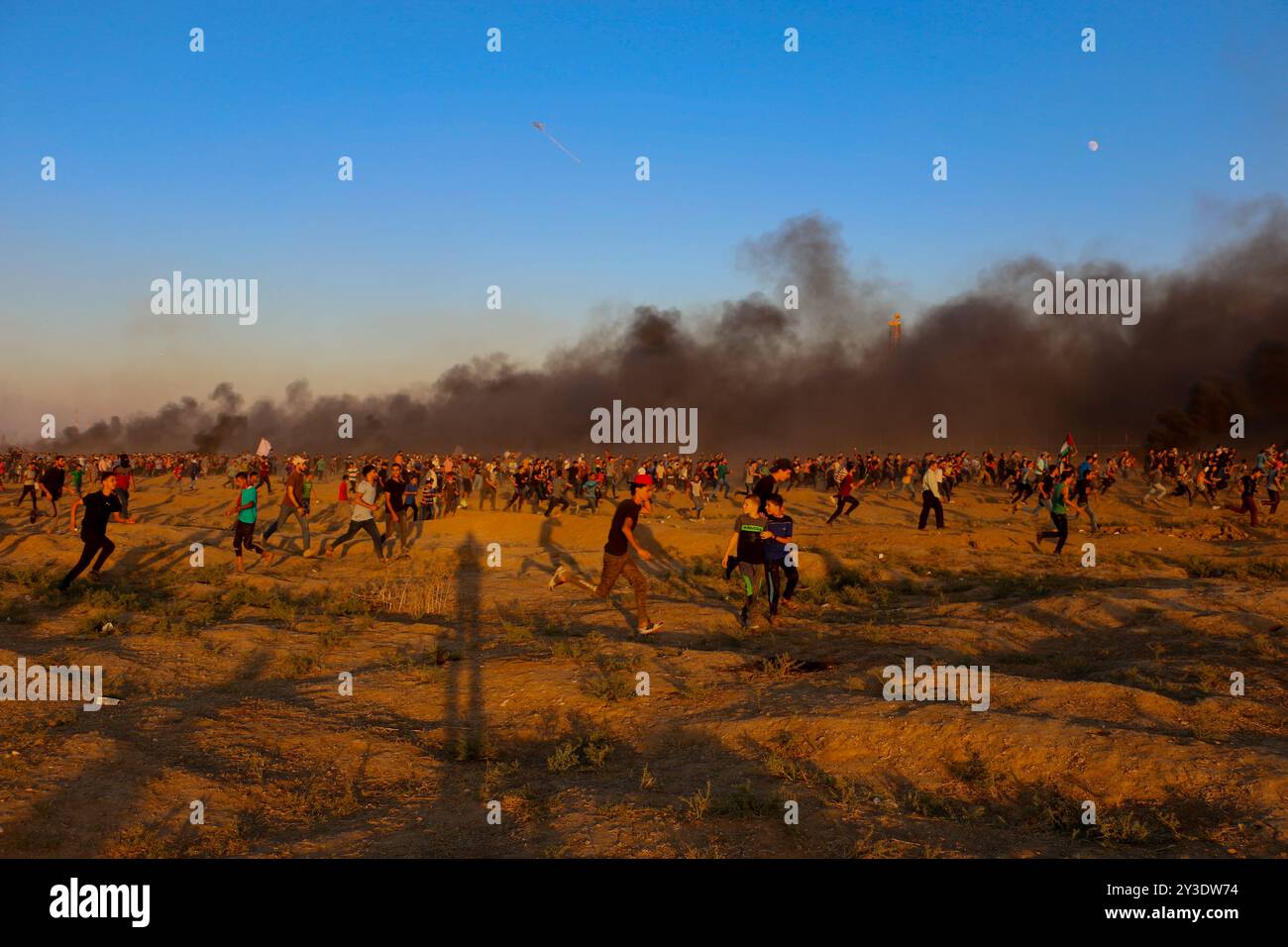 Palästinenser-Demonstranten stoßen auf die Israeli-Armee im Osten von Gaza-Stadt an, um die 26. Große Marsch der Rückkehr am Freitag zu demonstrieren. Nach Angaben des gesundheitsministeriums in Gaza wurde ein palästinensischer Demonstrant erschossen, während Dutzende durch Munition und Tränengas verletzt wurden, die von der Israeli-Armee auf sie geschossen wurden. Die Palästinenser halten ihre Kundgebung an verschiedenen Orten entlang der Grenze zwischen Gaza und Israeli ab. Einige Palästinenser verbrannten Reifen, um die Sichtbarkeit der Israeli-Soldaten zu verringern, und warfen Steine in ihre Richtung. Nach Angaben der Israeli-Armee schicken einige Demonstranten auch Brandballons aus Gaza nach Israel cau Stockfoto