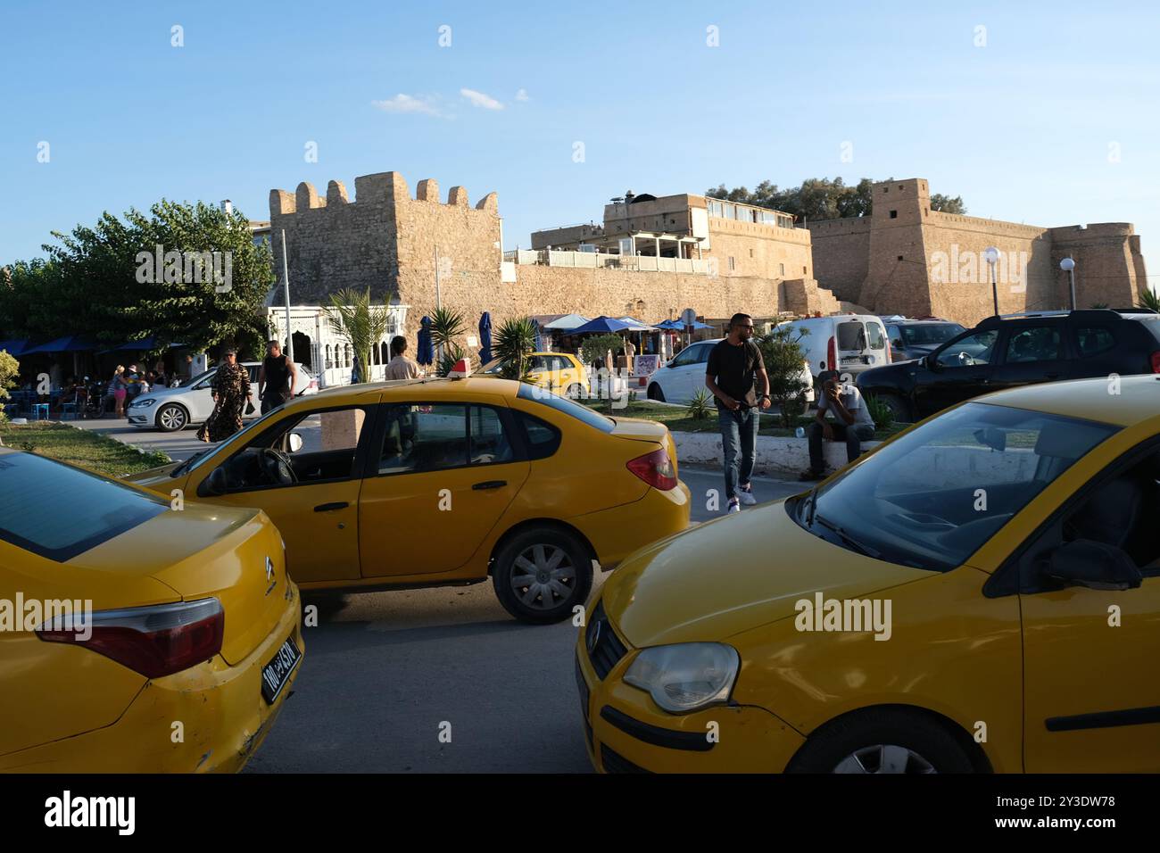 Gelbe Taxis warten vor der alten Medina und Festung von Hammamet in Tunesien auf Geschäfte Stockfoto