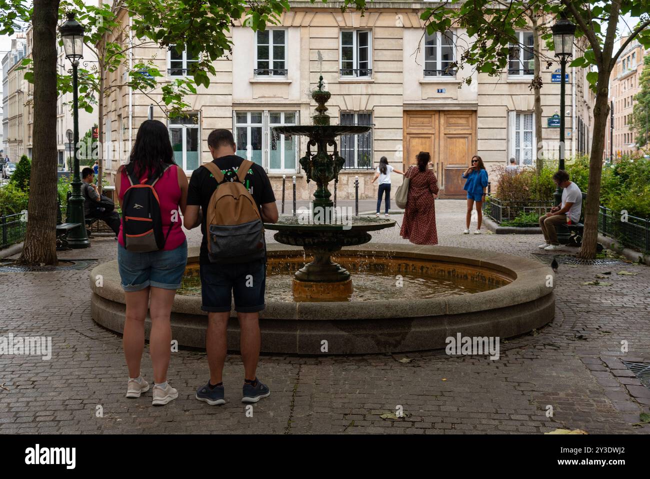 Touristen besuchen den Place de l’Estrapade, einen Drehort für die erfolgreiche Netflix-Serie „Emily in Paris“. Paris, Frankreich, 23. August 2024. Stockfoto