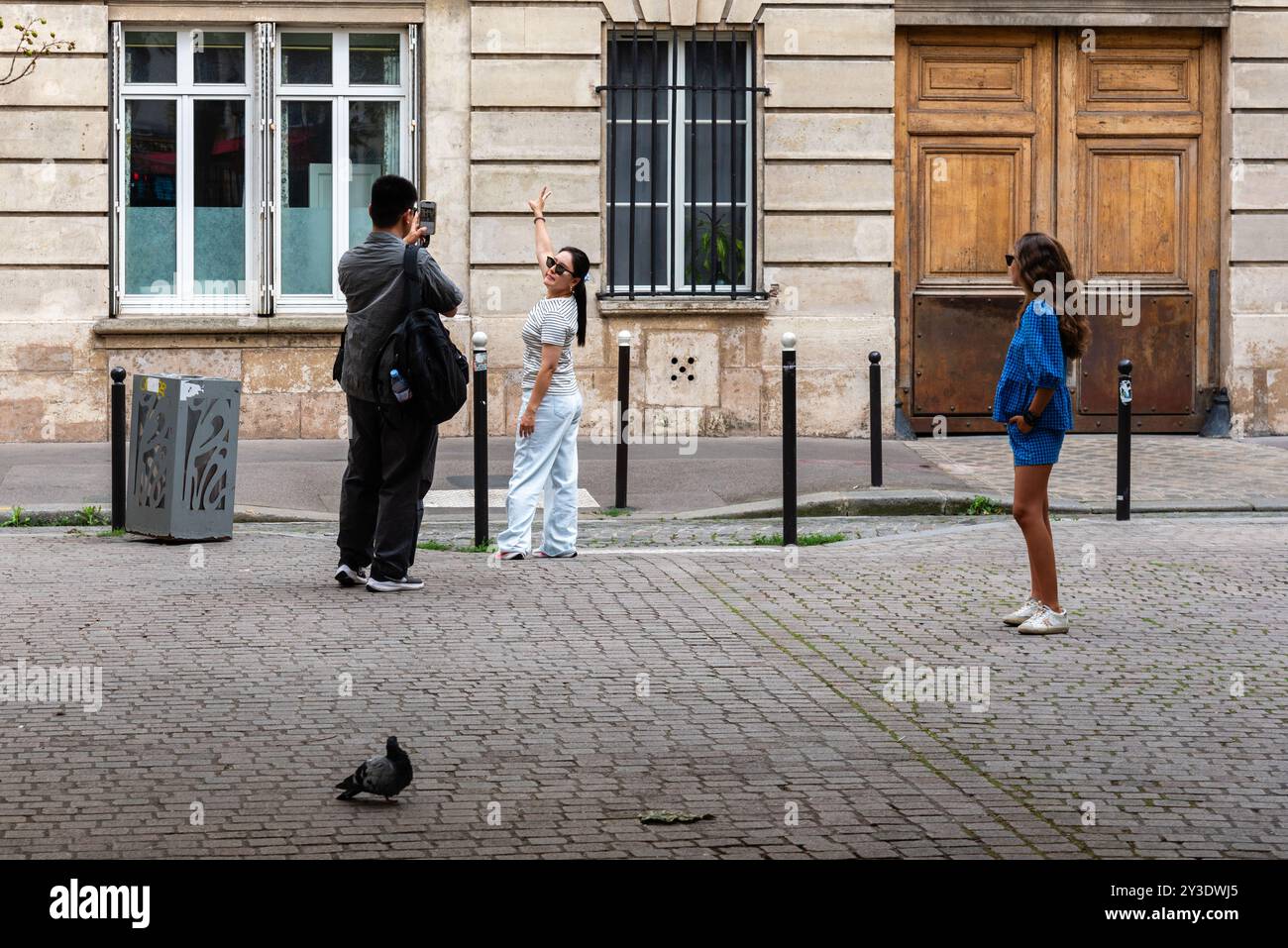 Touristen besuchen den Place de l'Estrapade, den Drehort für Emily Coopers Wohnung in Netflix'Emily in Paris. Paris, Frankreich, 23. August 2024. Stockfoto