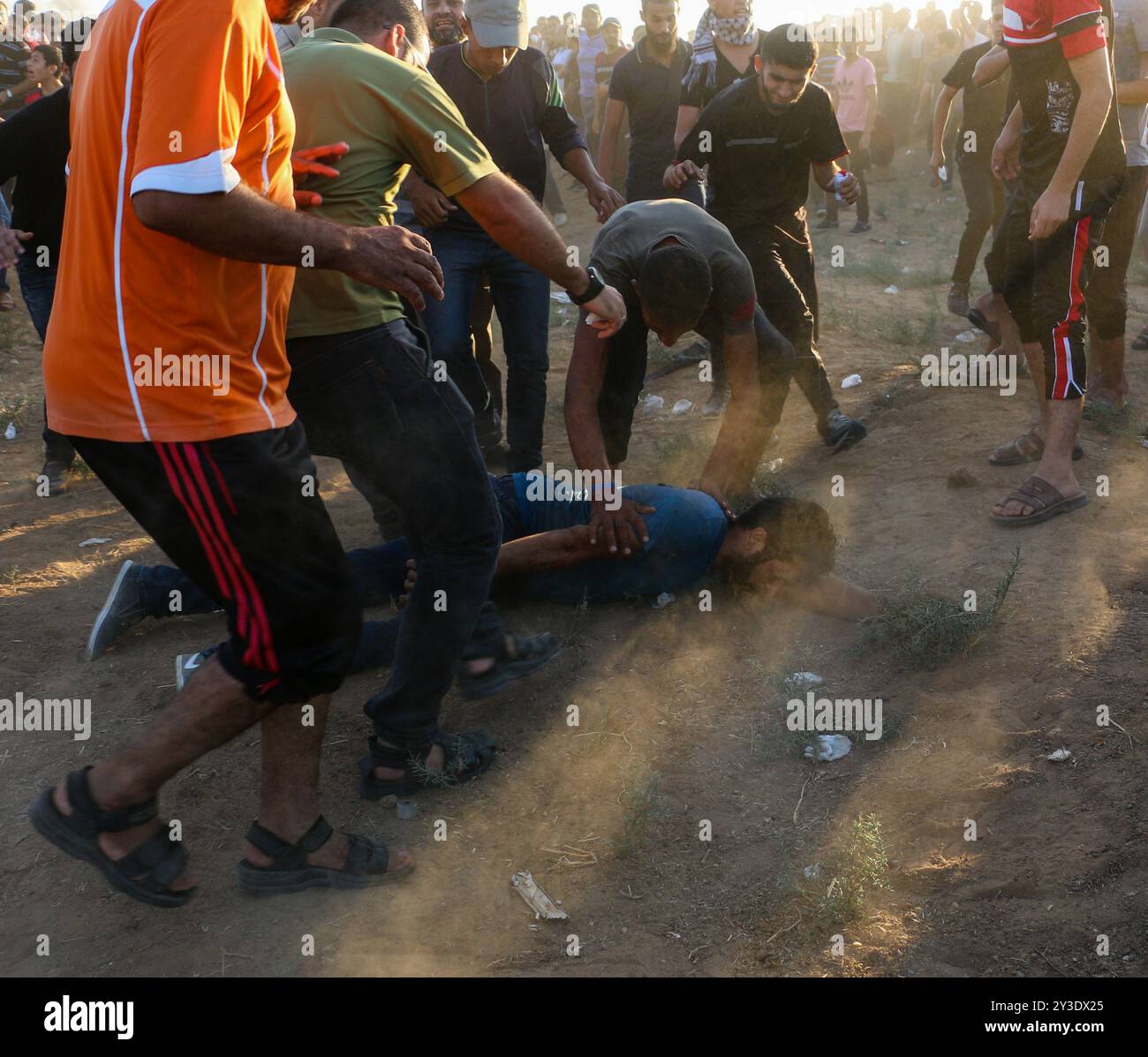 Palästinenser-Demonstranten stoßen auf die Israeli-Armee im Osten von Gaza-Stadt an, um die 26. Große Marsch der Rückkehr am Freitag zu demonstrieren. Nach Angaben des gesundheitsministeriums in Gaza wurde ein palästinensischer Demonstrant erschossen, während Dutzende durch Munition und Tränengas verletzt wurden, die von der Israeli-Armee auf sie geschossen wurden. Die Palästinenser halten ihre Kundgebung an verschiedenen Orten entlang der Grenze zwischen Gaza und Israeli ab. Einige Palästinenser verbrannten Reifen, um die Sichtbarkeit der Israeli-Soldaten zu verringern, und warfen Steine in ihre Richtung. Nach Angaben der Israeli-Armee schicken einige Demonstranten auch Brandballons aus Gaza nach Israel cau Stockfoto