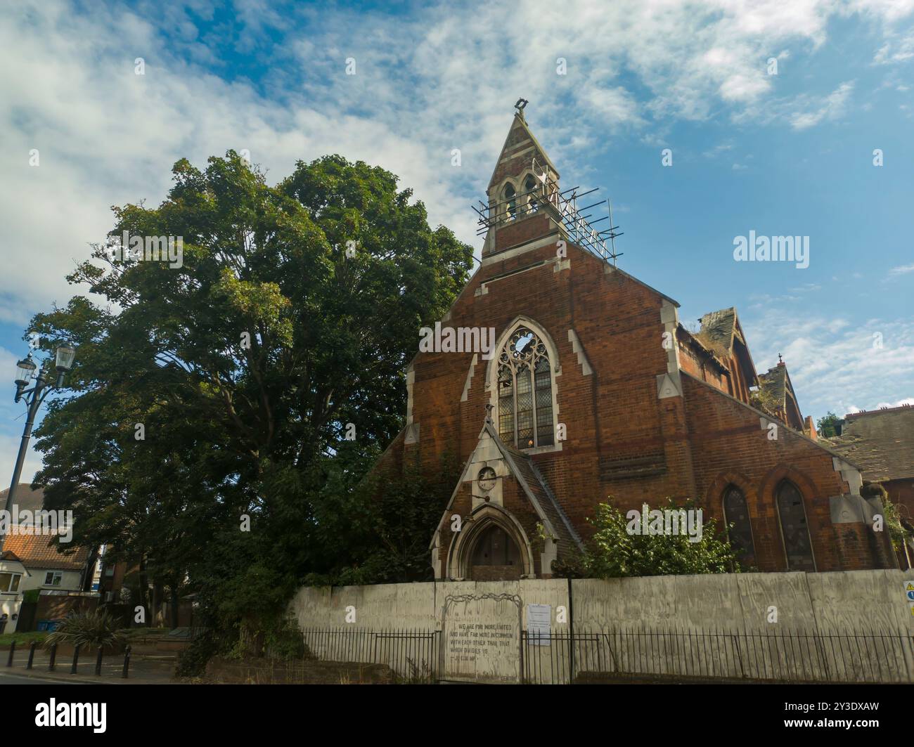 Die verbrannten Überreste des St. Michael's Community Centre in einer ehemaligen Kirche in Ipswich, Suffolk, Großbritannien Stockfoto