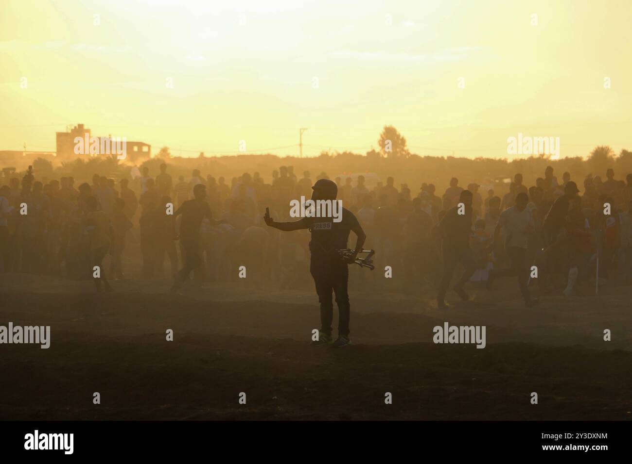 Palästinenser-Demonstranten stoßen auf die Israeli-Armee im Osten von Gaza-Stadt an, um die 26. Große Marsch der Rückkehr am Freitag zu demonstrieren. Nach Angaben des gesundheitsministeriums in Gaza wurde ein palästinensischer Demonstrant erschossen, während Dutzende durch Munition und Tränengas verletzt wurden, die von der Israeli-Armee auf sie geschossen wurden. Die Palästinenser halten ihre Kundgebung an verschiedenen Orten entlang der Grenze zwischen Gaza und Israeli ab. Einige Palästinenser verbrannten Reifen, um die Sichtbarkeit der Israeli-Soldaten zu verringern, und warfen Steine in ihre Richtung. Nach Angaben der Israeli-Armee schicken einige Demonstranten auch Brandballons aus Gaza nach Israel cau Stockfoto