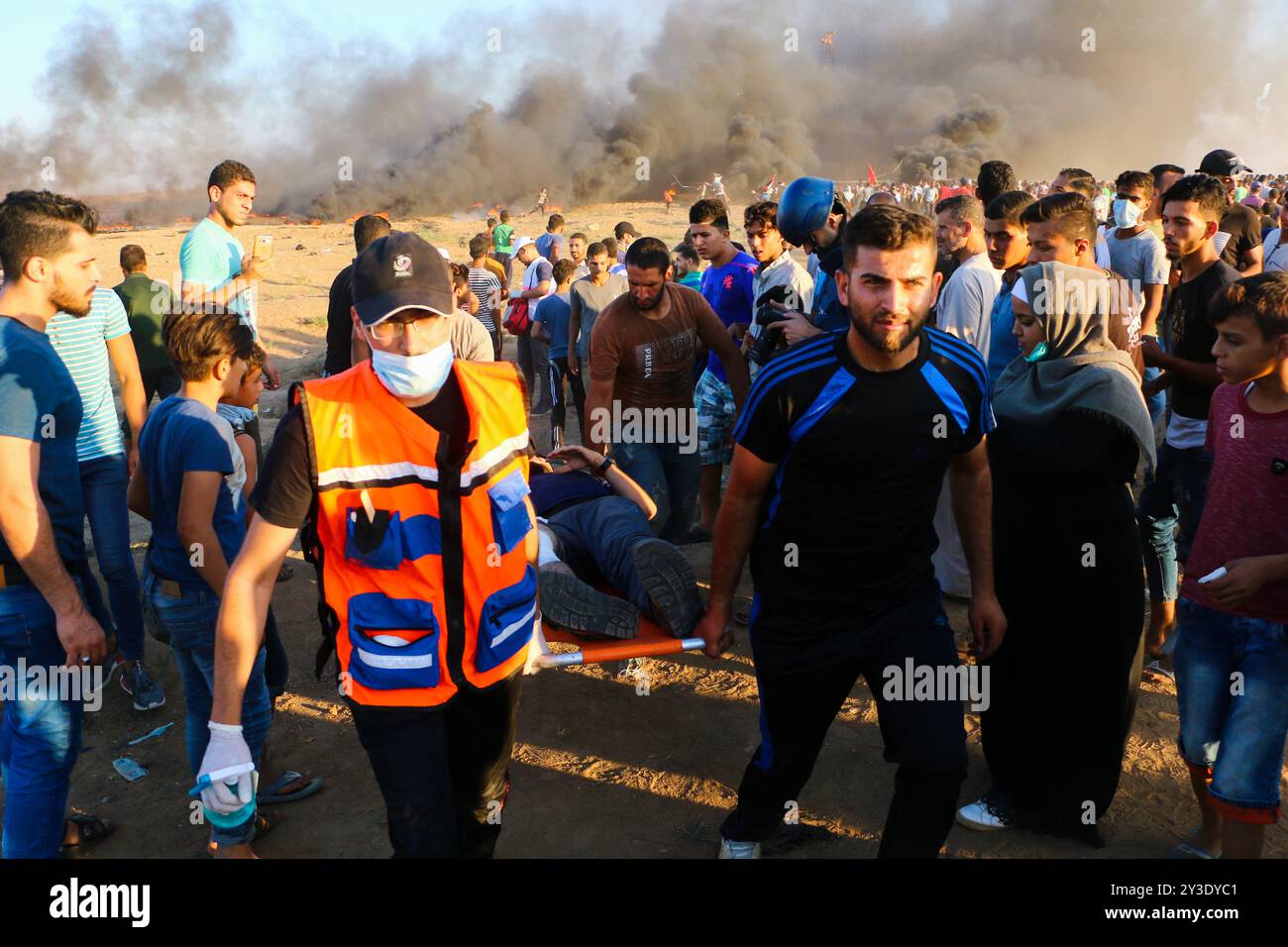 Palästinenser-Demonstranten stoßen auf die Israeli-Armee im Osten von Gaza-Stadt an, um die 26. Große Marsch der Rückkehr am Freitag zu demonstrieren. Nach Angaben des gesundheitsministeriums in Gaza wurde ein palästinensischer Demonstrant erschossen, während Dutzende durch Munition und Tränengas verletzt wurden, die von der Israeli-Armee auf sie geschossen wurden. Die Palästinenser halten ihre Kundgebung an verschiedenen Orten entlang der Grenze zwischen Gaza und Israeli ab. Einige Palästinenser verbrannten Reifen, um die Sichtbarkeit der Israeli-Soldaten zu verringern, und warfen Steine in ihre Richtung. Nach Angaben der Israeli-Armee schicken einige Demonstranten auch Brandballons aus Gaza nach Israel cau Stockfoto