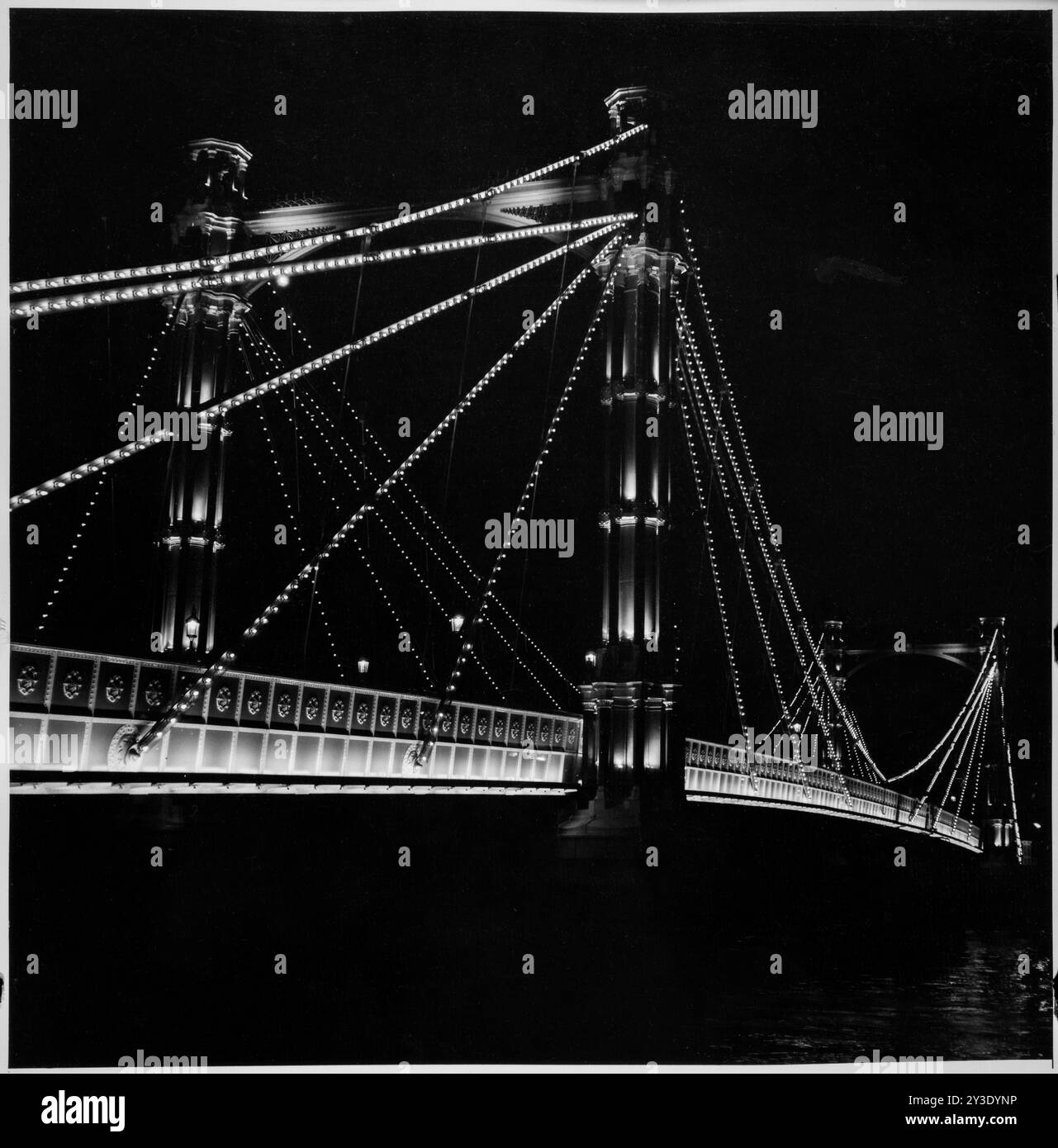 Albert Bridge, Kensington und Chelsea, Greater London Authority, 1960-1985. Allgemeiner Blick auf ein Paar der Hängetürme der Albert Bridge, beleuchtet bei Nacht. Stockfoto