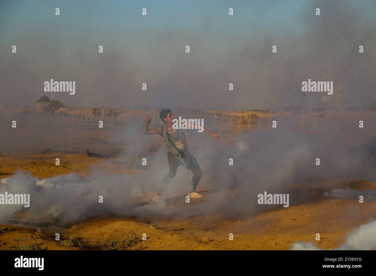Palästinenser-Demonstranten stoßen auf die Israeli-Armee im Osten von Gaza-Stadt an, um die 26. Große Marsch der Rückkehr am Freitag zu demonstrieren. Nach Angaben des gesundheitsministeriums in Gaza wurde ein palästinensischer Demonstrant erschossen, während Dutzende durch Munition und Tränengas verletzt wurden, die von der Israeli-Armee auf sie geschossen wurden. Die Palästinenser halten ihre Kundgebung an verschiedenen Orten entlang der Grenze zwischen Gaza und Israeli ab. Einige Palästinenser verbrannten Reifen, um die Sichtbarkeit der Israeli-Soldaten zu verringern, und warfen Steine in ihre Richtung. Nach Angaben der Israeli-Armee schicken einige Demonstranten auch Brandballons aus Gaza nach Israel cau Stockfoto
