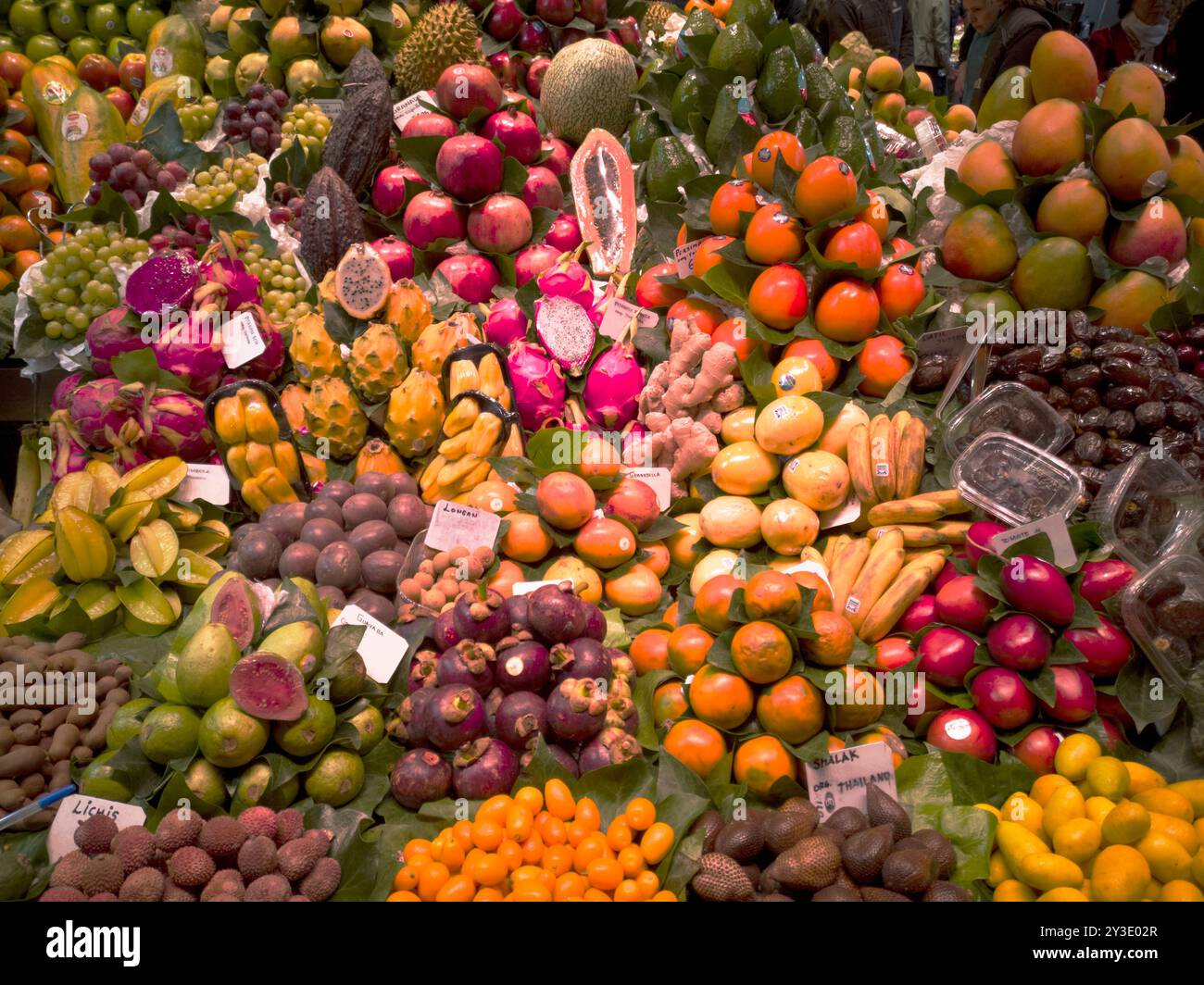 Obst und Gemüse in La Bouqueria, Barcelonas berühmtester Markt und Touristenattraktion, im Zentrum der Stadt, Spanien, 2020. Stockfoto