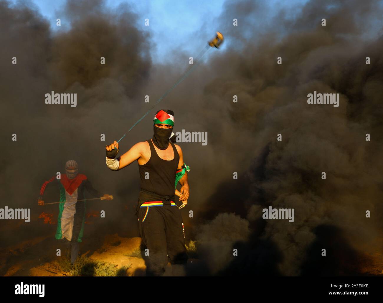 Palästinenser-Demonstranten stoßen auf die Israeli-Armee im Osten von Gaza-Stadt an, um die 26. Große Marsch der Rückkehr am Freitag zu demonstrieren. Nach Angaben des gesundheitsministeriums in Gaza wurde ein palästinensischer Demonstrant erschossen, während Dutzende durch Munition und Tränengas verletzt wurden, die von der Israeli-Armee auf sie geschossen wurden. Die Palästinenser halten ihre Kundgebung an verschiedenen Orten entlang der Grenze zwischen Gaza und Israeli ab. Einige Palästinenser verbrannten Reifen, um die Sichtbarkeit der Israeli-Soldaten zu verringern, und warfen Steine in ihre Richtung. Nach Angaben der Israeli-Armee schicken einige Demonstranten auch Brandballons aus Gaza nach Israel cau Stockfoto