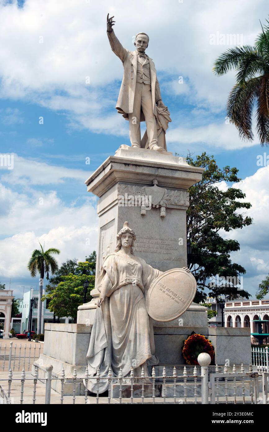 Statue von Jose Marti, Held der Unabhängigkeit Kubas aus dem 19. Jahrhundert und lateinamerikanischer Schriftsteller, im Park im Stadtzentrum, Cienfuegos, Kuba, 2024. Stockfoto