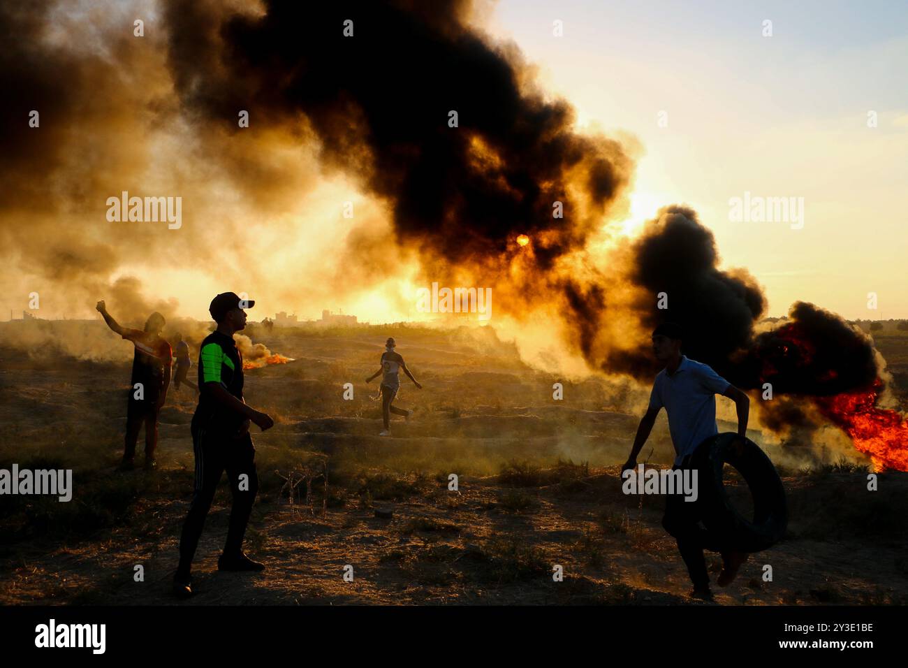 Palästinenser-Demonstranten stoßen auf die Israeli-Armee im Osten von Gaza-Stadt an, um die 26. Große Marsch der Rückkehr am Freitag zu demonstrieren. Nach Angaben des gesundheitsministeriums in Gaza wurde ein palästinensischer Demonstrant erschossen, während Dutzende durch Munition und Tränengas verletzt wurden, die von der Israeli-Armee auf sie geschossen wurden. Die Palästinenser halten ihre Kundgebung an verschiedenen Orten entlang der Grenze zwischen Gaza und Israeli ab. Einige Palästinenser verbrannten Reifen, um die Sichtbarkeit der Israeli-Soldaten zu verringern, und warfen Steine in ihre Richtung. Nach Angaben der Israeli-Armee schicken einige Demonstranten auch Brandballons aus Gaza nach Israel cau Stockfoto