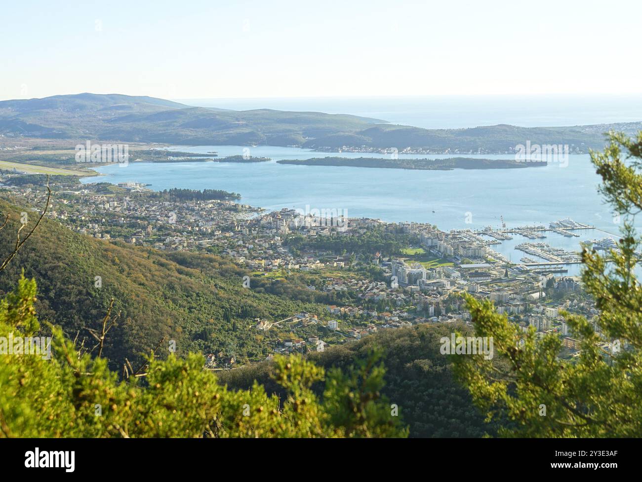 Blick von der Spitze des Hügels auf Tivat und seine Umgebung: Porto Montenegro, Stadtzentrum und Vororte, Blumeninseln und Stradioti Stockfoto