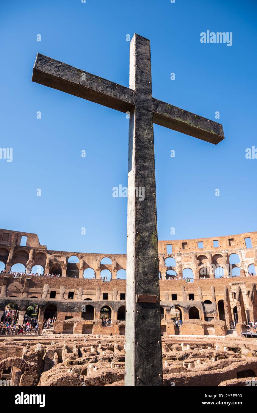 Rom, Italien - 13. August 2024: Christliches Kreuz, an dem sich der Bahnsteig des Kaisers innerhalb des Wahrzeichens Kolosseum befand. Stockfoto