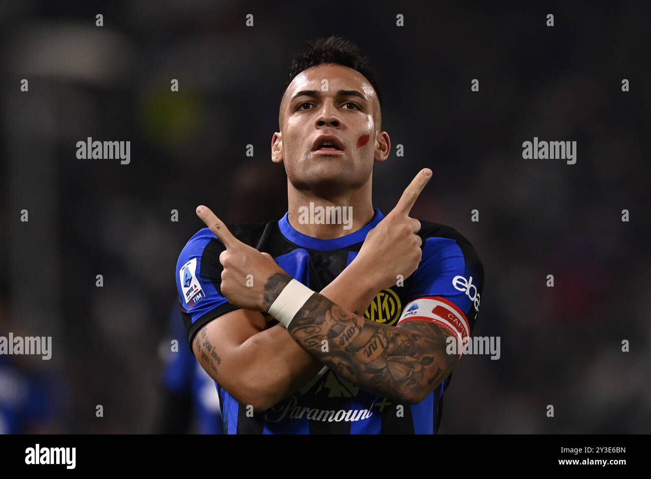 Torino, Italien. November 2023. Foto Fabio Ferrari/LaPresse26 Novembre 2023 - Turin, Italien - Sport - Juventus vs Inter - Campionato italiano di calcio Serie A TIM 2023/2024 - Allianz Stadium. Nella Foto: Lautaro Martinez (FC Inter) esultanza Tor 1-1 26. November 2023 Turin, Italien - Sport Soccer - Juventus vs Inter - italienische Fußball-Meisterschaft Liga A TIM 2023/2024 - Allianz Stadium im Bild: Lautaro Martinez (FC Inter) feiert nach 1-1 Punkten Guthaben: LaPresse/Alamy Live News Stockfoto