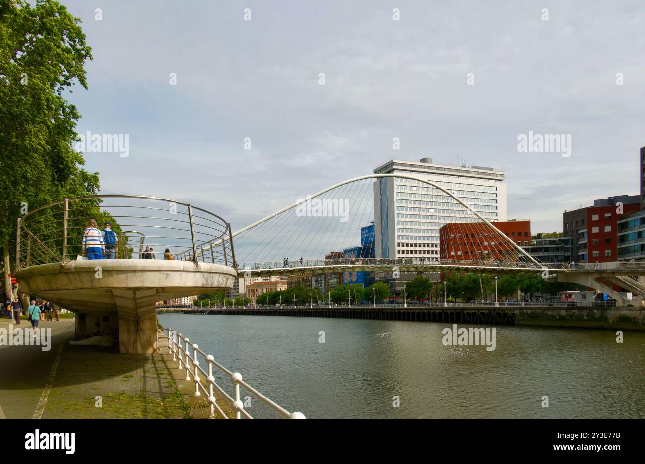 Der Fußgängerbogen Zubizuri überquert den Fluss Nerbiol, der vom spanischen Architekten Santiago Calatrava Bilbao Baskenland Euskadi Spanien entworfen wurde Stockfoto