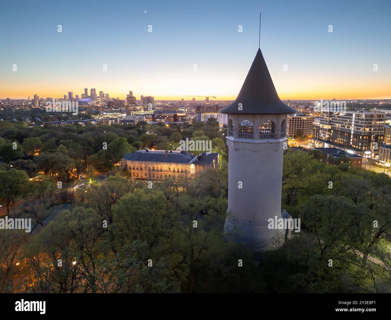 Minneapolis, Minnesota, USA im Witch's hat Water Tower in der Abenddämmerung. Stockfoto
