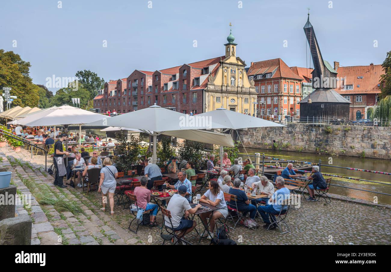 11. August 2024, Niedersachsen, Lüneburg: Blick vom Stintmarkt über die Ilmenau zum Alten Krane im Lüneburger Hafen. Foto: Markus Scholz/dpa Stockfoto