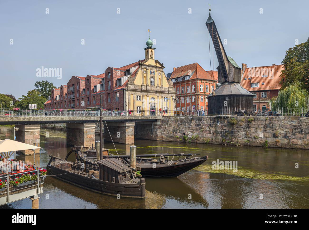 11. August 2024, Niedersachsen, Lüneburg: Blick vom Stintmarkt über die Ilmenau zum Alten Krane im Lüneburger Hafen. Foto: Markus Scholz/dpa Stockfoto