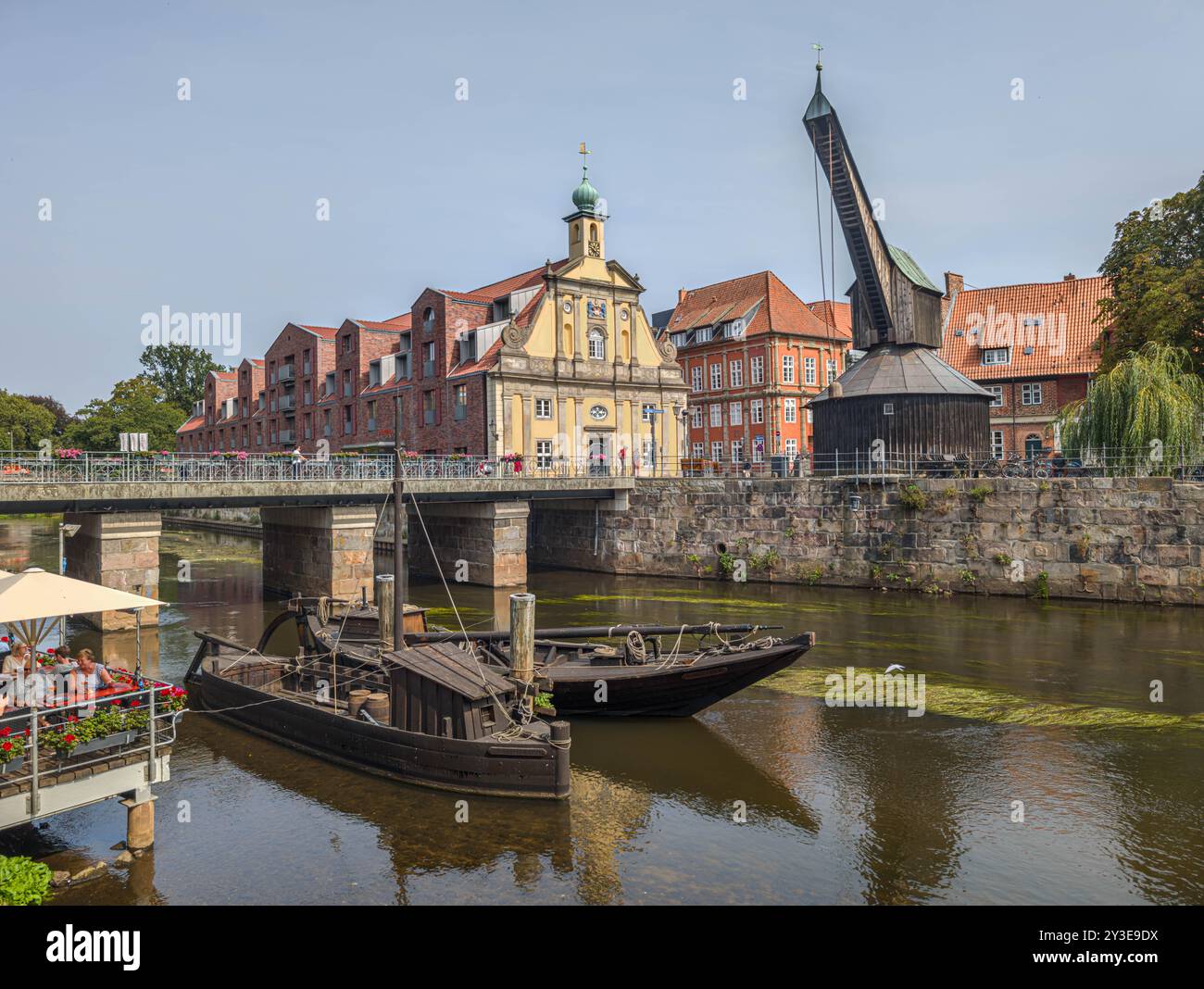 11. August 2024, Niedersachsen, Lüneburg: Blick vom Stintmarkt über die Ilmenau zum Alten Krane im Lüneburger Hafen. Foto: Markus Scholz/dpa Stockfoto