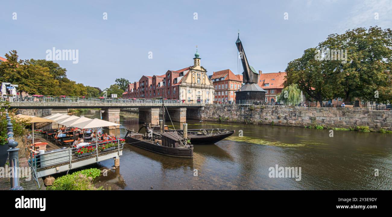 11. August 2024, Niedersachsen, Lüneburg: Blick vom Stintmarkt über die Ilmenau zum Alten Krane im Lüneburger Hafen. Foto: Markus Scholz/dpa Stockfoto