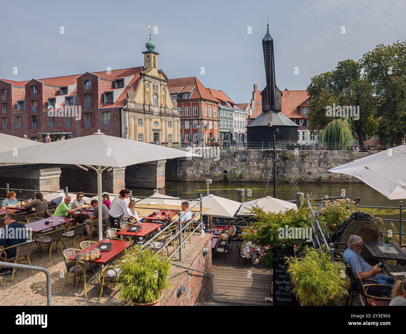 11. August 2024, Niedersachsen, Lüneburg: Blick vom Stintmarkt über die Ilmenau zum Alten Krane im Lüneburger Hafen. Foto: Markus Scholz/dpa Stockfoto