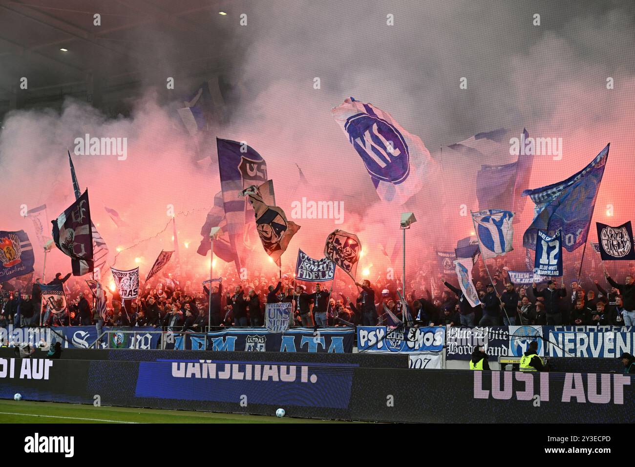 Karlsruhe, Deutschland. September 2024. Fußball, 2 Bundesliga, Karlsruher SC - FC Schalke 04, Spieltag 5, BBBank Wildpark, Karlsruher Fans starten kurz vor Spielbeginn die Pyrotechnik. Hinweis: Uli Deck/dpa - WICHTIGER HINWEIS: Gemäß den Vorschriften der DFL Deutschen Fußball-Liga und des DFB Deutschen Fußball-Bundes ist es verboten, im Stadion und/oder des Spiels aufgenommene Fotografien in Form von sequenziellen Bildern und/oder videoähnlichen Fotoserien zu verwenden oder zu verwenden./dpa/Alamy Live News Stockfoto