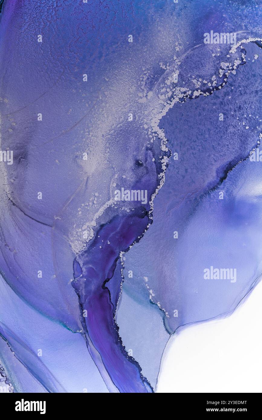Abstrakte blaue und lila fließende Kunst mit glatten Texturen und sanften Verläufen, ideal für moderne Einrichtung in einer Küstenlandschaft Stockfoto