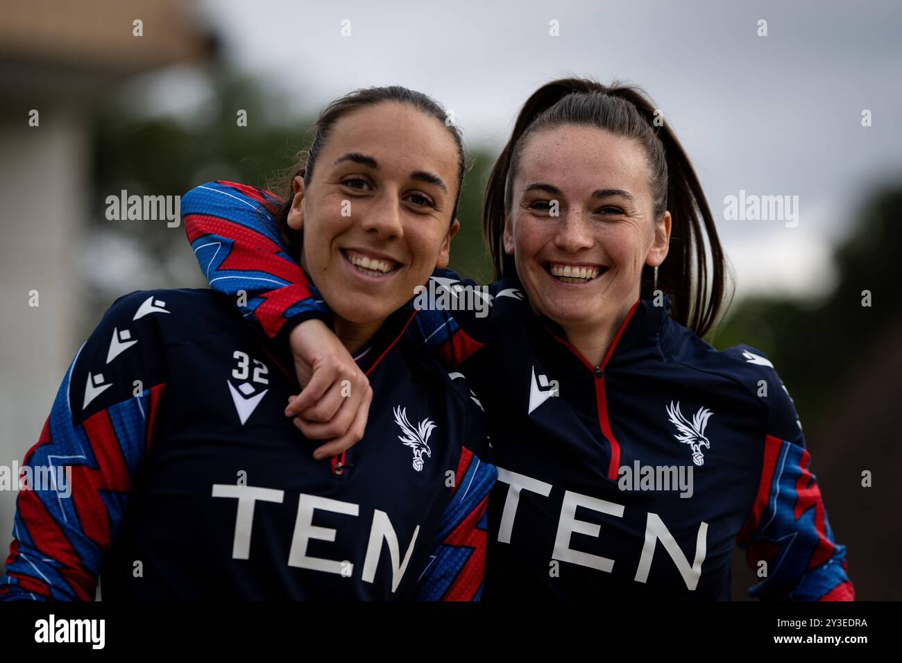 LONDON, ENGLAND – 12. SEPTEMBER: Brooke Aspin, Chloe Arthur von Crystal Palace FC Women während des Freundschaftsspiels der Damen zwischen Crystal PAL Stockfoto