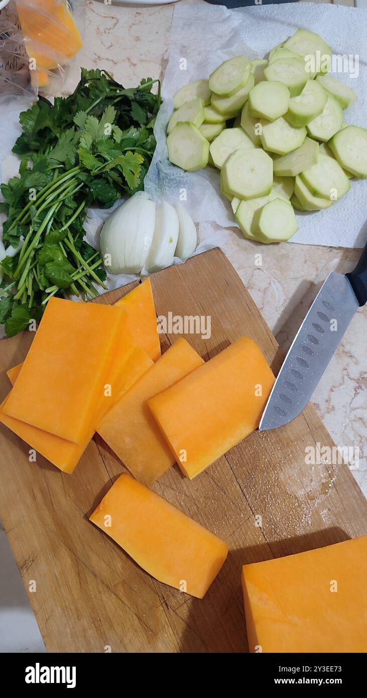 Kürbis- und Petersilie-Küche Mittagessen Abendessen, Orangengemüse, vegane, vegetarische Gerichte Snack Diät. Hochwertige Fotos Stockfoto