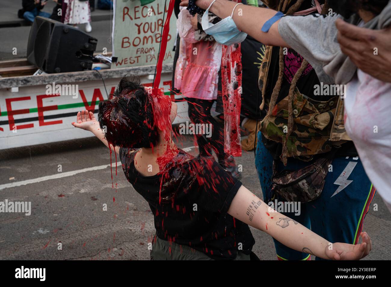 Eine Demonstrantin auf ihren Knien wird mit gefälschtem Blut übergossen, während sie während der Kundgebung die Botschaft „Blut an den Händen“ an die expo-Teilnehmer verbreitet. Am letzten Tag der Land Forces, einer waffenausstellung, verkleideten sich die Demonstranten als Zombies und übergossen sich mit Kunstblut. Sie stellten Kinderschuhe vor die Polizeilinien, um die getöteten palästinensischen Kinder zu repräsentieren. Während der Demonstration blästen die Demonstranten auch Blasen und riefen der Polizei zu: „Du hast keine Freunde, wir haben Blasen“. (Foto: Gemma Hubeek/SOPA Images/SIPA USA) Stockfoto