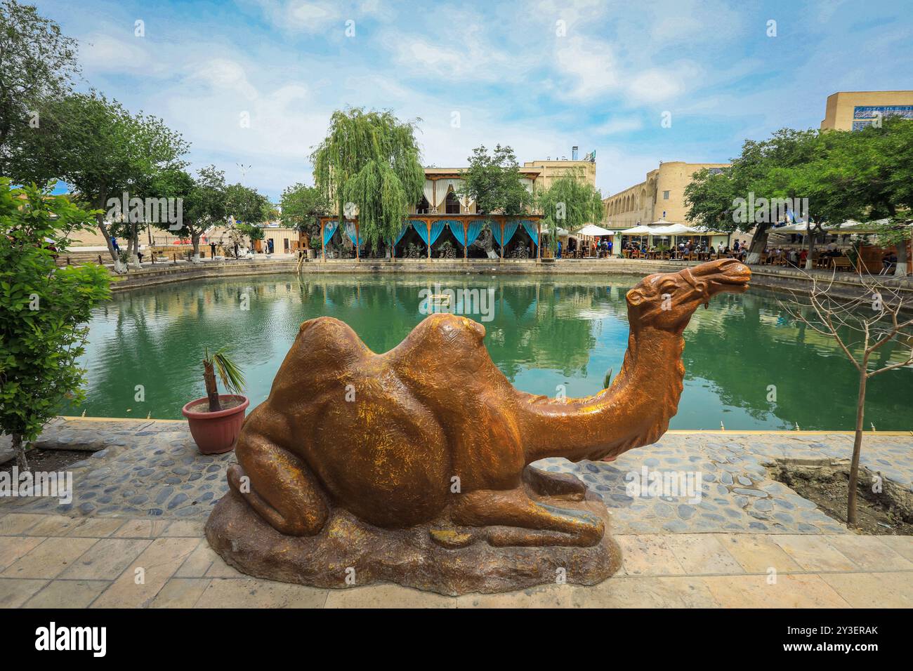 Buchara, Usbekistan - 10. Mai 2019: Traditionelle Statue in der Nähe von Labi Hovuz Stockfoto