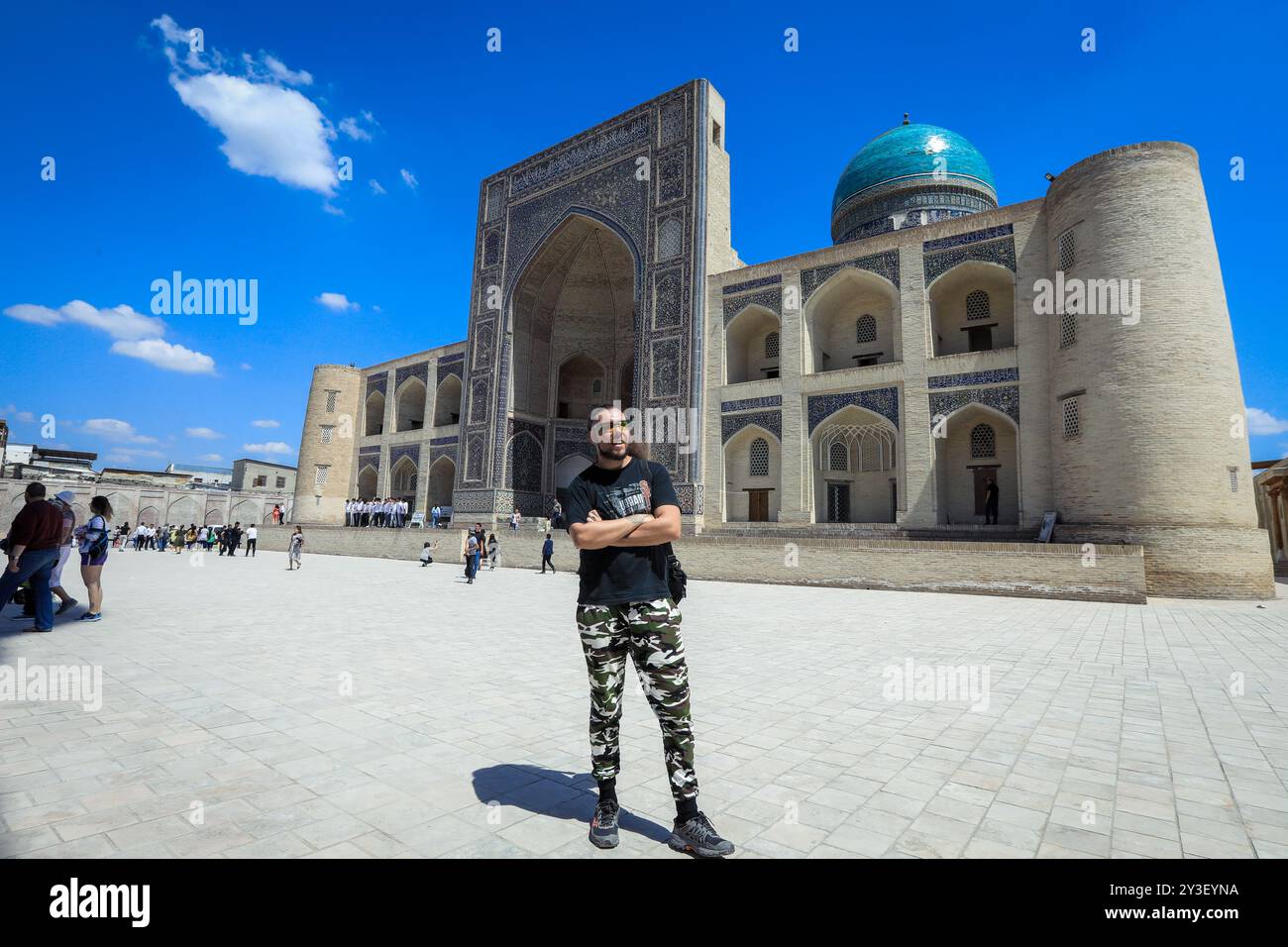 Panoramablick auf die Touristen auf dem Kalyan-Hauptplatz von Buchara, Usbekistan Stockfoto