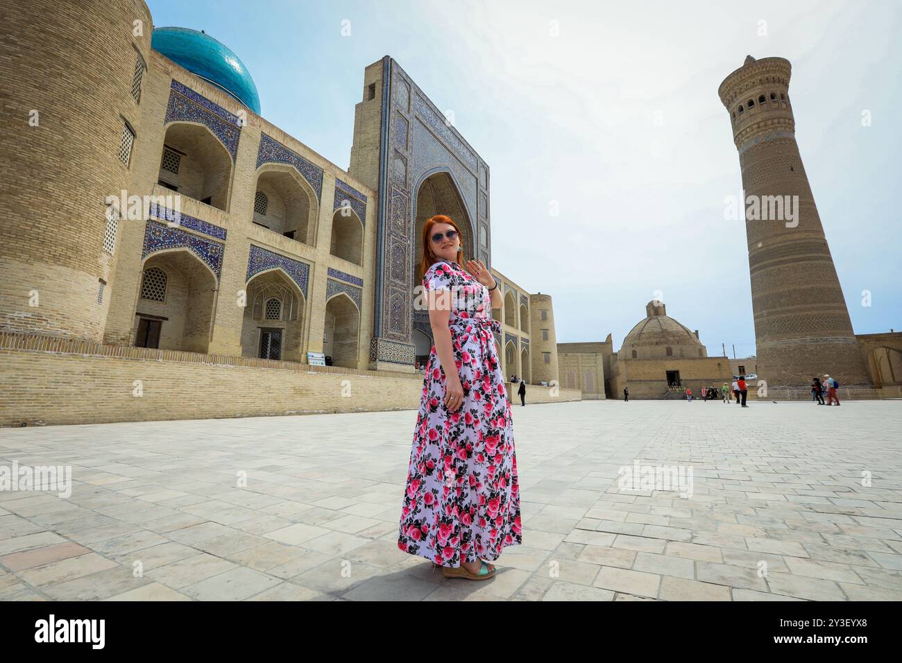 Panoramablick auf die Touristen auf dem Kalyan-Hauptplatz von Buchara, Usbekistan Stockfoto