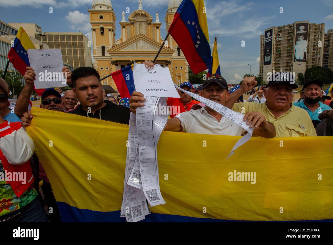 Maracaibo, Venezuela. 28-08-2024. Venezolaner nehmen an einer Kundgebung Teil, die die Wahlaufzeichnungen zeigt, die Edmundo González als designierter Präsident zeigen. Foto: Jose Bula Stockfoto