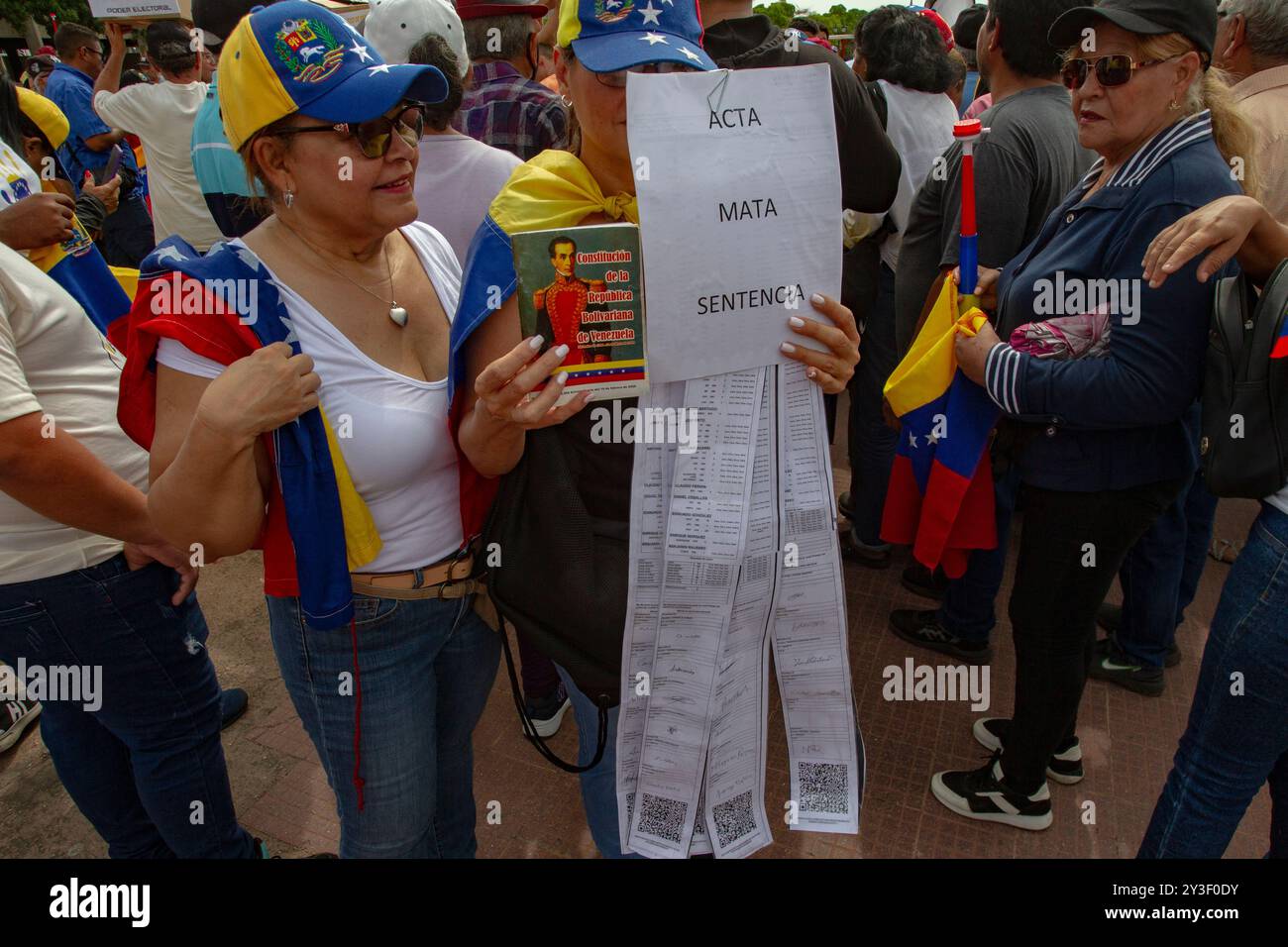 Maracaibo, Venezuela. 28-08-2024. Venezolaner nehmen an einer Kundgebung Teil, die die Wahlaufzeichnungen zeigt, die Edmundo González als designierter Präsident zeigen. Foto: Jose Bula. Stockfoto