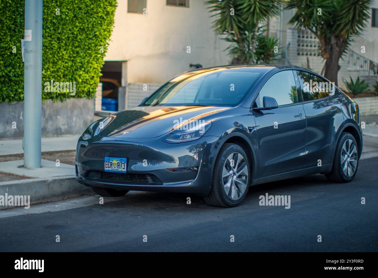 LOS ANGELES – 17. Juli 2024: Tesla Model Y parkt bei Sonnenuntergang auf der City Street in West Hollywood, Kalifornien. Stockfoto