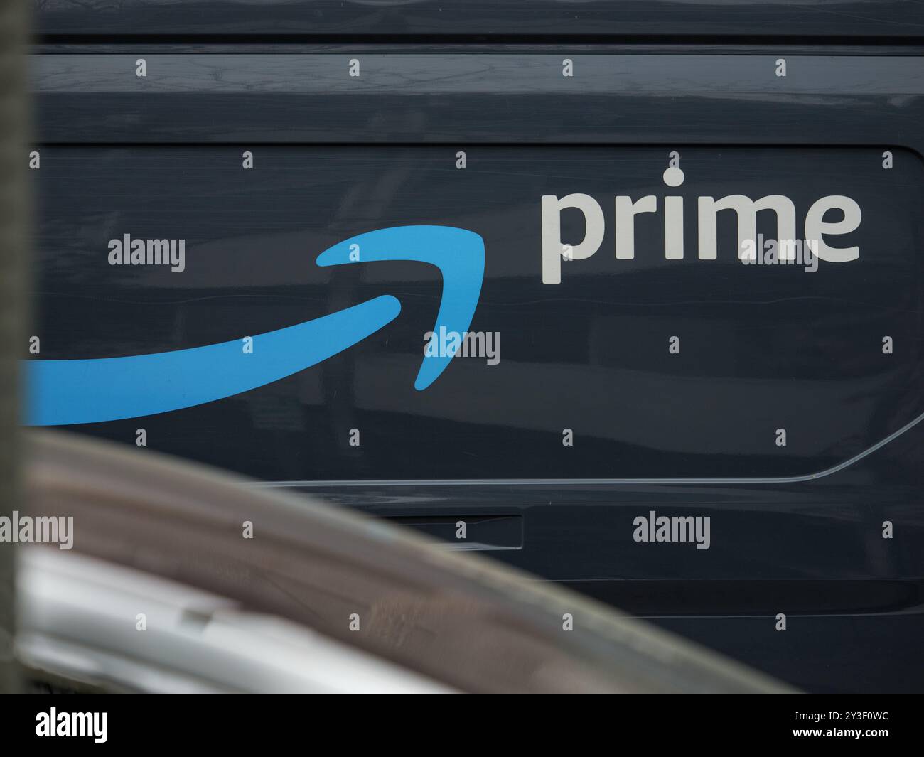 LOS ANGELES, CA – ca. 2024: Amazon Prime Logo auf Amazon Delivery Truck, Großansicht. Stockfoto