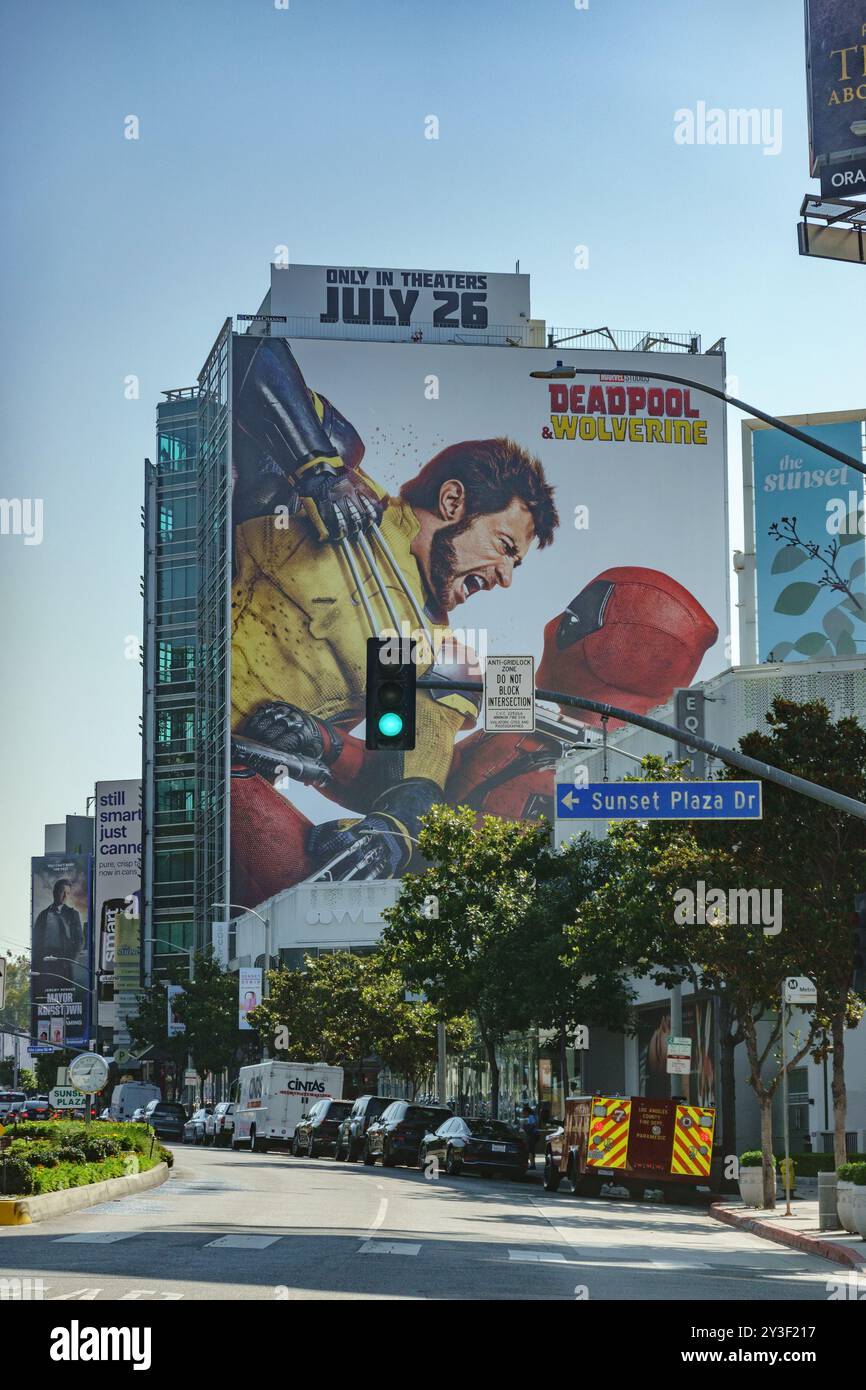 LOS ANGELES - 10. Juli 2024: Plakat zur Filmpremiere von Deadpool und Wolverine von Marvel Studios in einem hohen Gebäude am Sunset Blvd. In West Holly Stockfoto