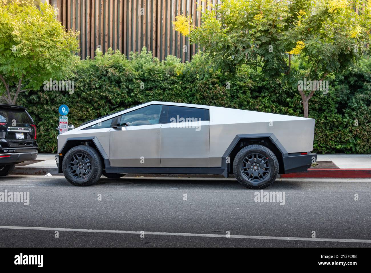 LOS ANGELES - 11. Juli 2024: Tesla Cybertruck parkte am Sunset Blvd in West Hollywood, CA Stockfoto