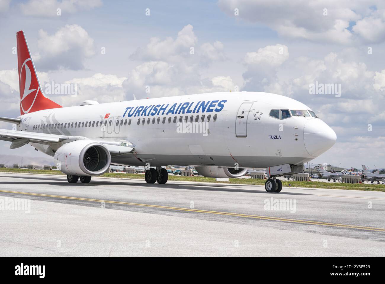 KONYA, TURKIYE - 09. MAI 2023: Die Boeing 737-8F2 (60031) der Turkish Airlines startet vom Flughafen Konya Stockfoto